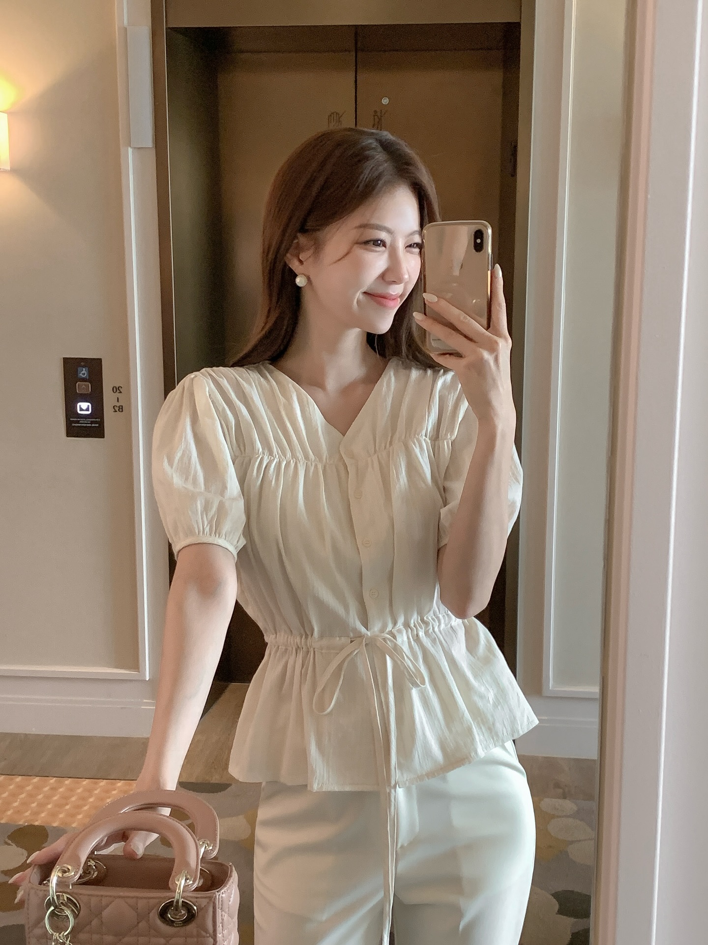 Mẫu &aacute;o m&ugrave;a h&egrave; xứng đ&aacute;ng mặc từ c&ocirc;ng sở ra phố, l&ecirc;n h&igrave;nh "sống ảo" cực nổi- Ảnh 12.