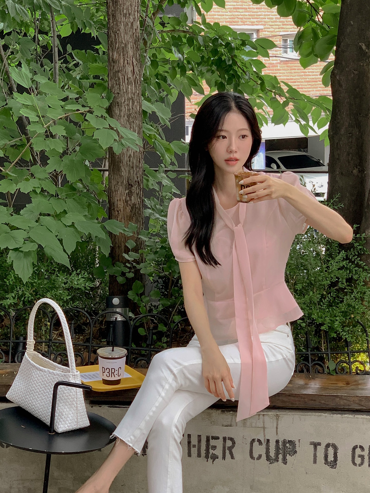 Mẫu &aacute;o m&ugrave;a h&egrave; xứng đ&aacute;ng mặc từ c&ocirc;ng sở ra phố, l&ecirc;n h&igrave;nh "sống ảo" cực nổi- Ảnh 14.