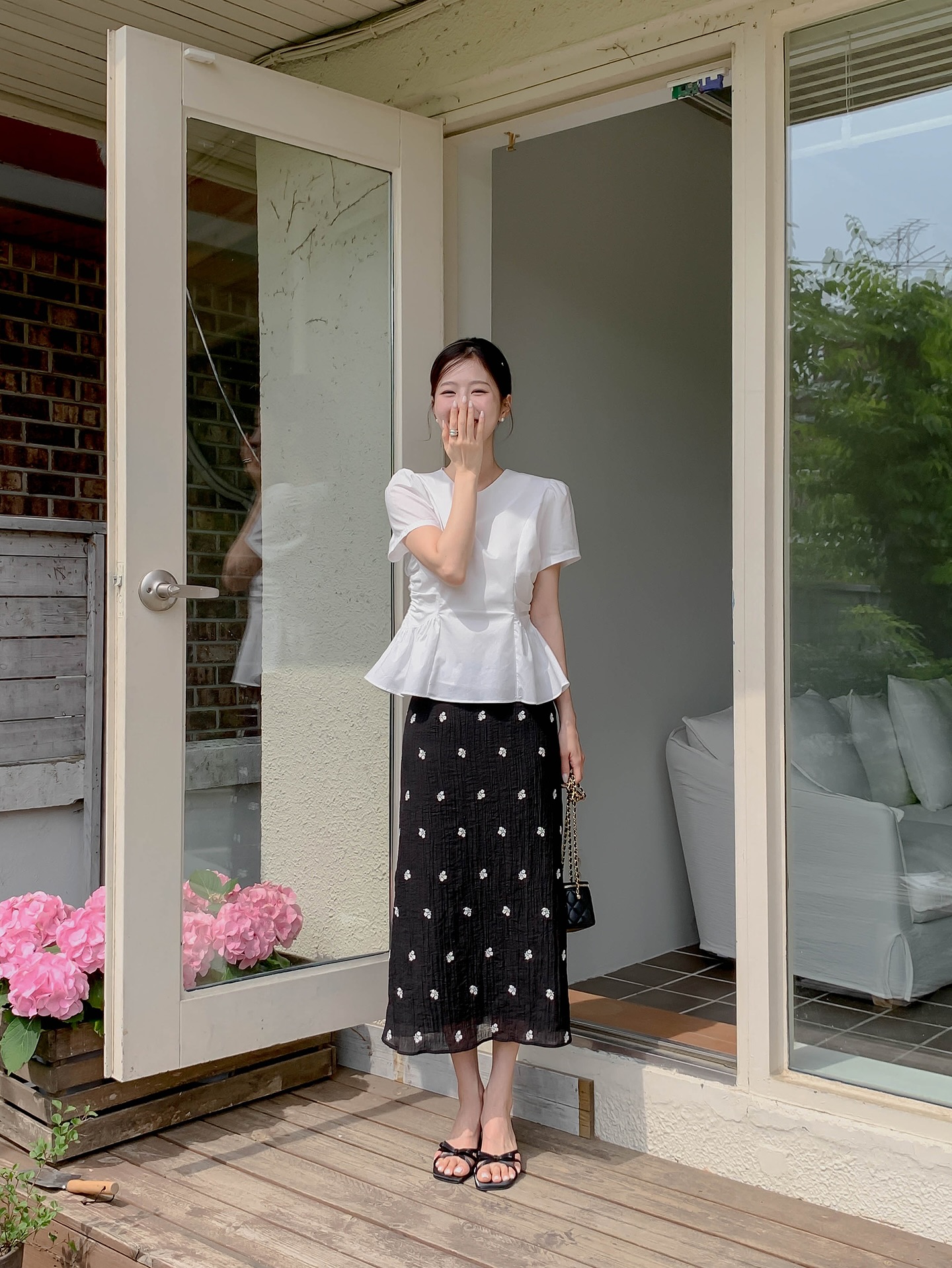 Mẫu &aacute;o m&ugrave;a h&egrave; xứng đ&aacute;ng mặc từ c&ocirc;ng sở ra phố, l&ecirc;n h&igrave;nh "sống ảo" cực nổi- Ảnh 1.