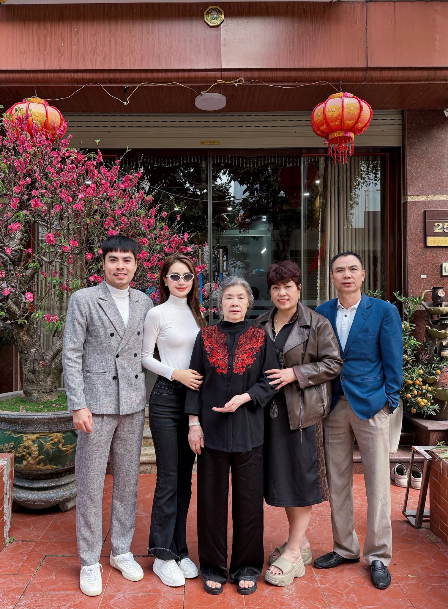 MC M&ugrave; Tạt khi cưới tuyển thủ Đức Huy: "Chồng kh&ocirc;ng th&iacute;ch cho đi l&agrave;m sớm nhưng kh&ocirc;ng n&oacute;i chồng nu&ocirc;i", bố chồng cực cưng chiều- Ảnh 3.