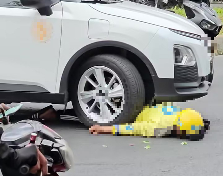 TP.HCM: Tài xế xe công nghệ lên cơn co giật giữa đường Hồng Bàng, suýt bị ô tô cán ngang người- Ảnh 1. TP.HCM: Tài xế xe công nghệ lên cơn co giật giữa đường Hồng Bàng, suýt bị ô tô cán ngang người- Ảnh 1.