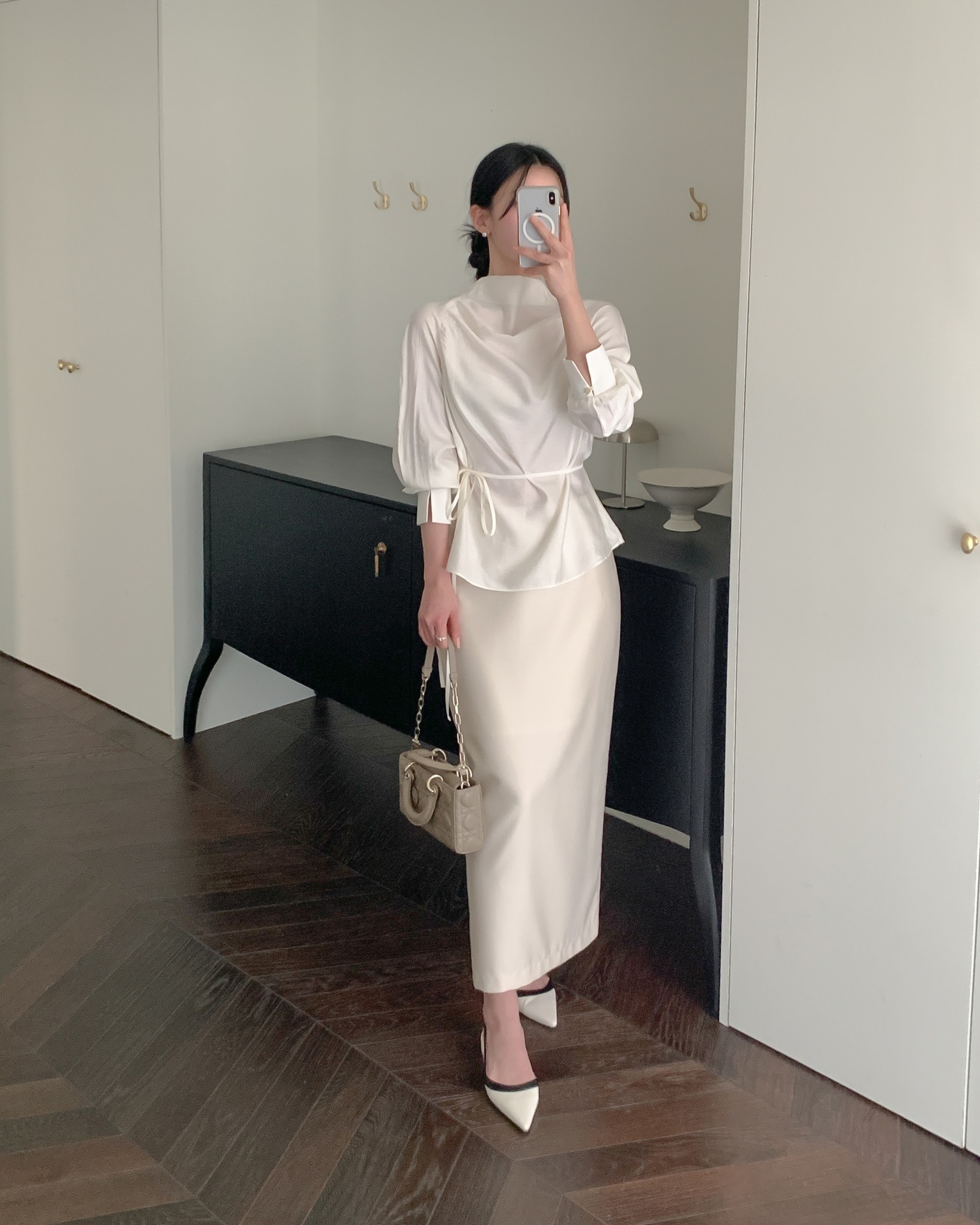 Mẫu &aacute;o m&ugrave;a h&egrave; xứng đ&aacute;ng mặc từ c&ocirc;ng sở ra phố, l&ecirc;n h&igrave;nh "sống ảo" cực nổi- Ảnh 2.