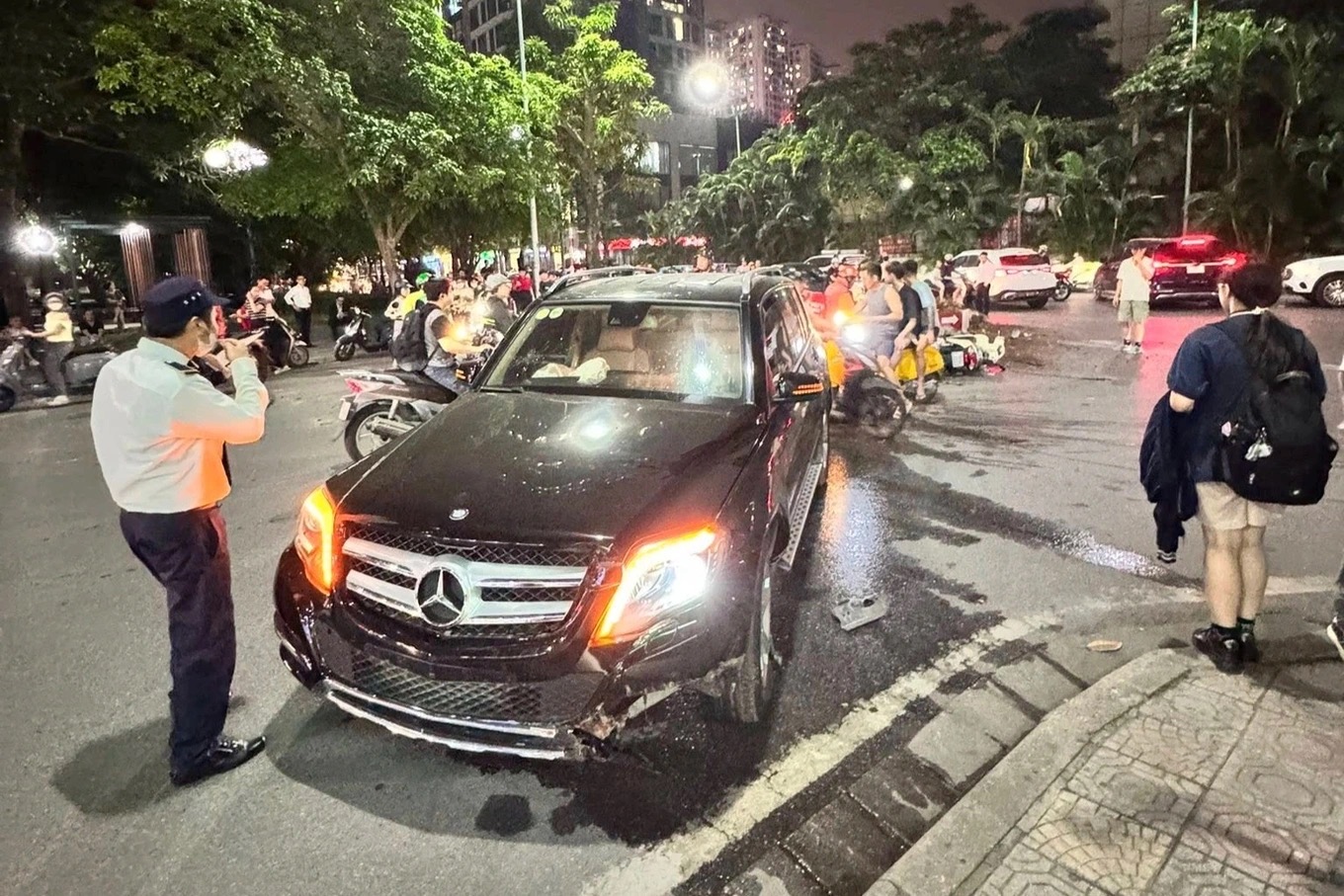 Hiện trường vụ Mercedes đ&acirc;m li&ecirc;n ho&agrave;n trong khu đ&ocirc; thị cao cấp ở H&agrave; Nội, danh t&iacute;nh t&agrave;i xế- Ảnh 3.