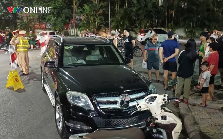Hiện trường vụ Mercedes đ&acirc;m li&ecirc;n ho&agrave;n trong khu đ&ocirc; thị cao cấp ở H&agrave; Nội, danh t&iacute;nh t&agrave;i xế- Ảnh 2.