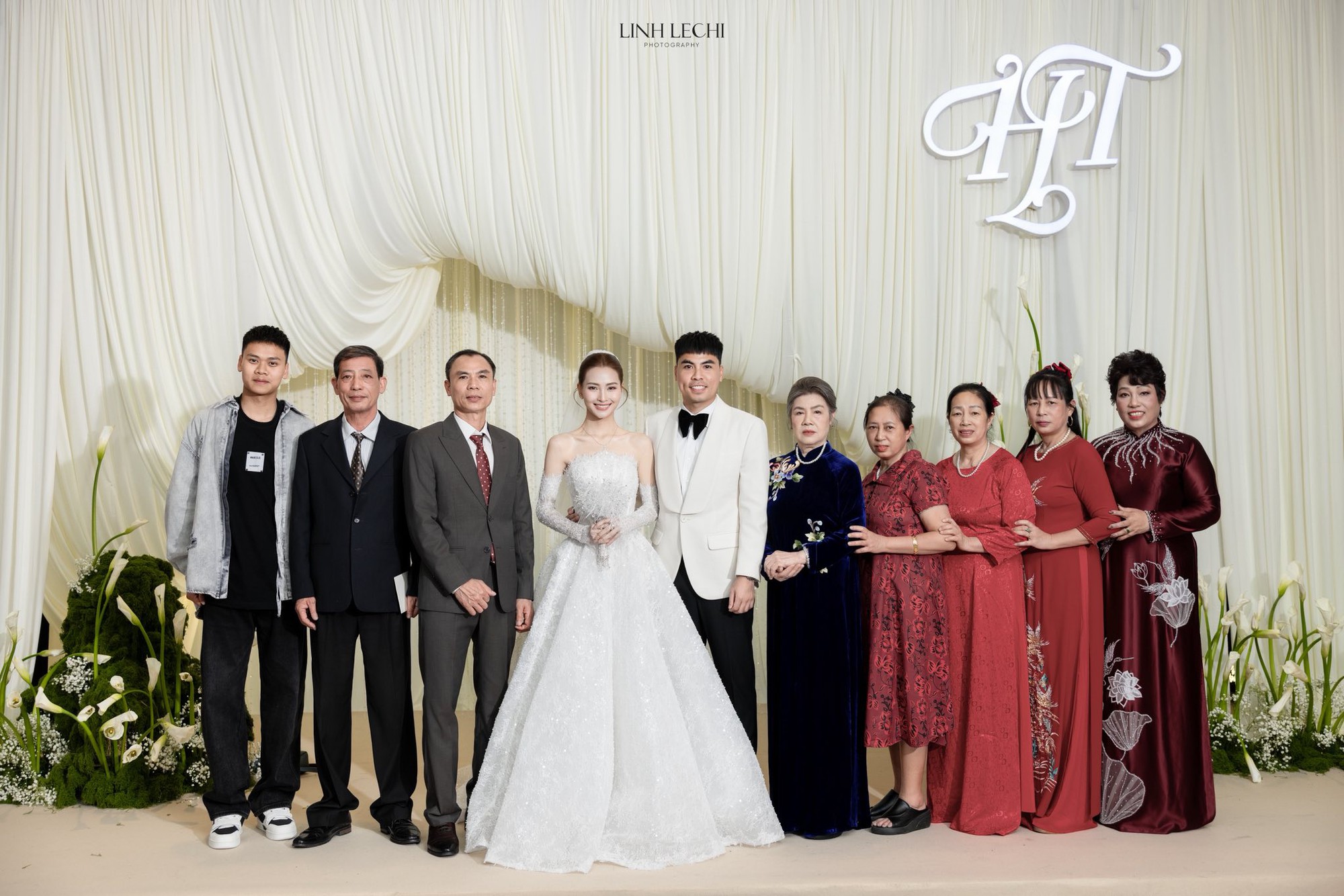 MC M&ugrave; Tạt khi cưới tuyển thủ Đức Huy: "Chồng kh&ocirc;ng th&iacute;ch cho đi l&agrave;m sớm nhưng kh&ocirc;ng n&oacute;i chồng nu&ocirc;i", bố chồng cực cưng chiều- Ảnh 2.