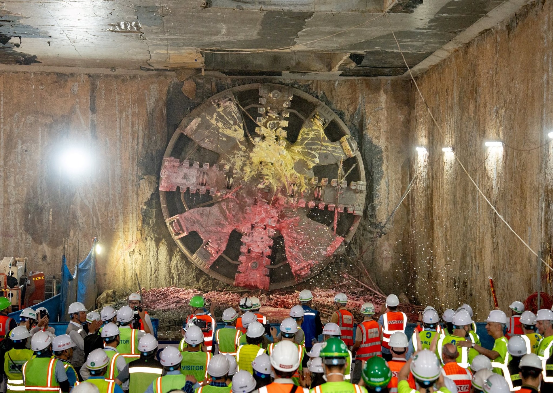 Cỗ m&aacute;y 850 tấn ho&agrave;n tất xuy&ecirc;n qua 4km l&ograve;ng đất: Tin vui sắp đến cho h&agrave;ng chục triệu người d&acirc;n Thủ đ&ocirc;- Ảnh 1.