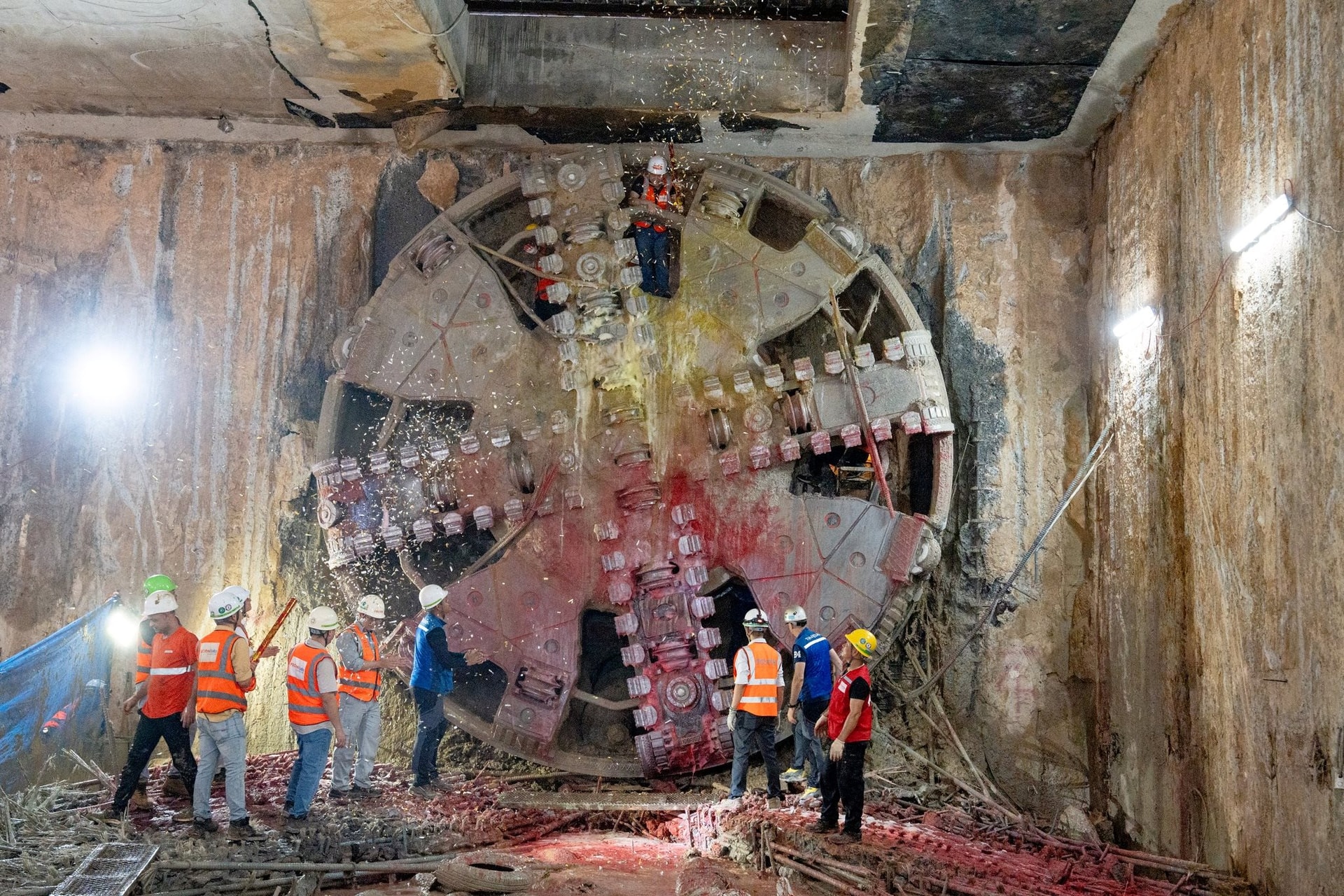 Cỗ m&aacute;y 850 tấn ho&agrave;n tất xuy&ecirc;n qua 4km l&ograve;ng đất: Tin vui sắp đến cho h&agrave;ng chục triệu người d&acirc;n Thủ đ&ocirc;- Ảnh 3.