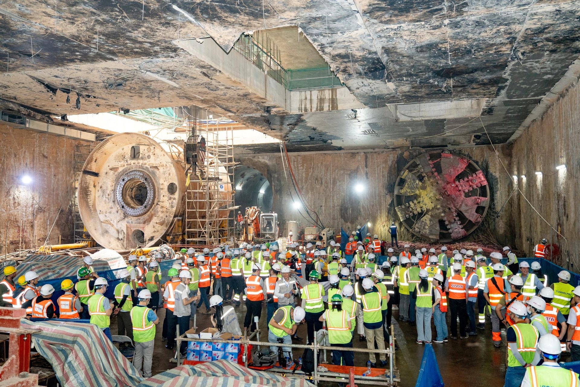 Cỗ m&aacute;y 850 tấn ho&agrave;n tất xuy&ecirc;n qua 4km l&ograve;ng đất: Tin vui sắp đến cho h&agrave;ng chục triệu người d&acirc;n Thủ đ&ocirc;- Ảnh 2.