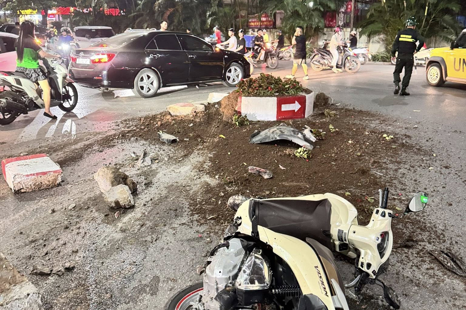 Hiện trường vụ Mercedes đ&acirc;m li&ecirc;n ho&agrave;n trong khu đ&ocirc; thị cao cấp ở H&agrave; Nội, danh t&iacute;nh t&agrave;i xế- Ảnh 4.