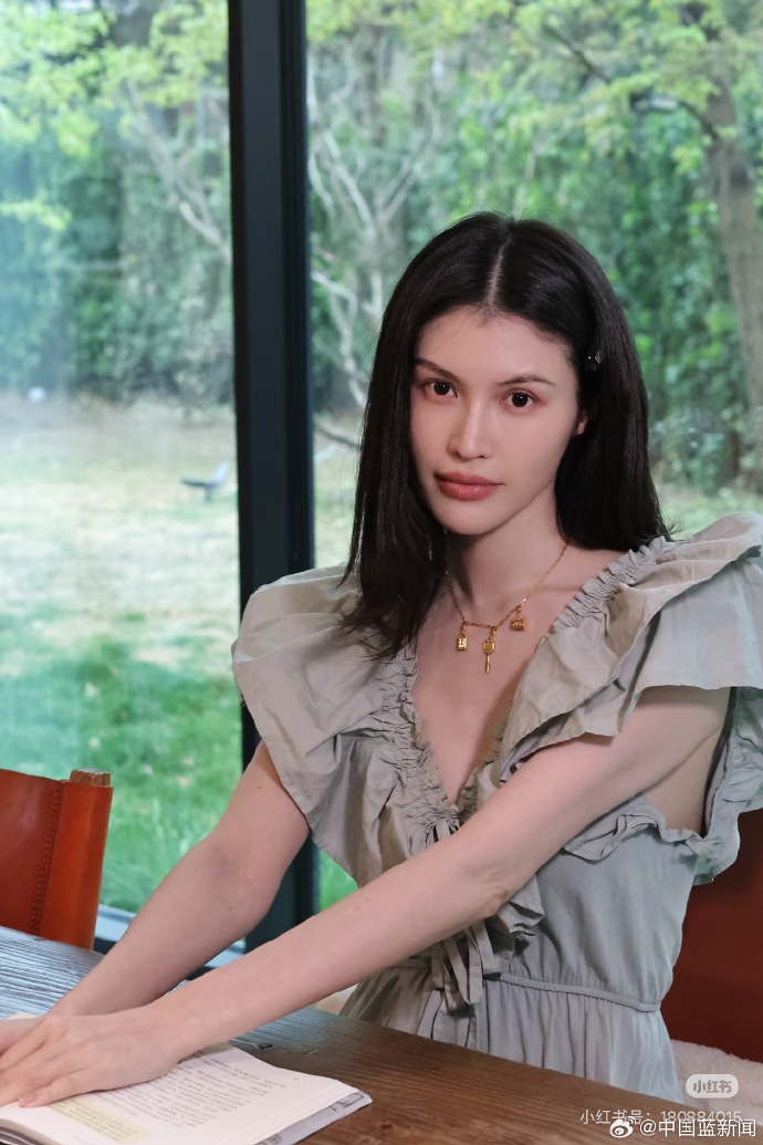 Vợ tổng t&agrave;i hot nhất Trung Quốc ghim h&agrave;ng chục c&acirc;y kim l&ecirc;n mặt để ngăn xệ sau sinh- Ảnh 1.