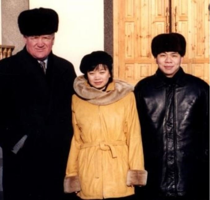 Tỷ ph&uacute; Phạm Nhật Vượng trước khi c&oacute; Vingroup: Du học sinh đi bu&ocirc;n &aacute;o gi&oacute; v&agrave; c&aacute;i duy&ecirc;n th&agrave;nh &ldquo;vua m&igrave; g&oacute;i&rdquo; Ukraine- Ảnh 1.