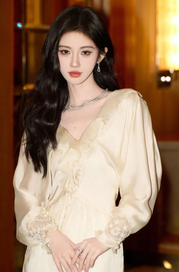 "Mỹ nữ 4000 năm c&oacute; 1" C&uacute;c Tịnh Y da trắng mịn bất chấp nắng h&egrave;: C&oacute; kiểu b&ocirc;i kem chống nắng chuẩn chống gi&agrave;, chống nhăn, chống xấu- Ảnh 1.