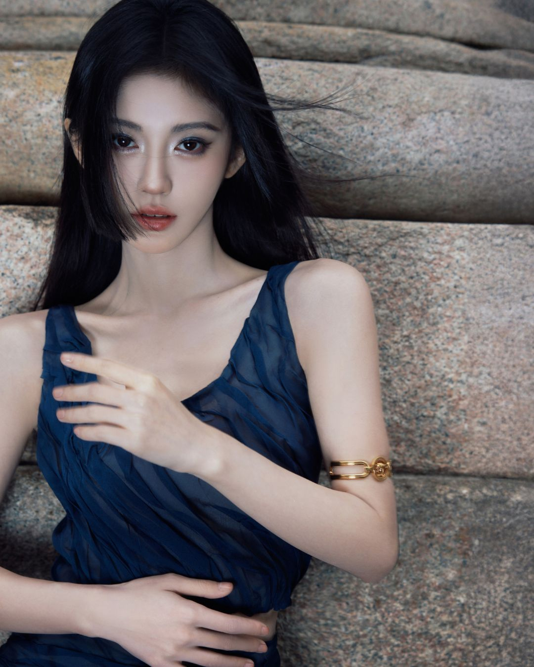 "Mỹ nữ 4000 năm c&oacute; 1" C&uacute;c Tịnh Y da trắng mịn bất chấp nắng h&egrave;: C&oacute; kiểu b&ocirc;i kem chống nắng chuẩn chống gi&agrave;, chống nhăn, chống xấu- Ảnh 2.