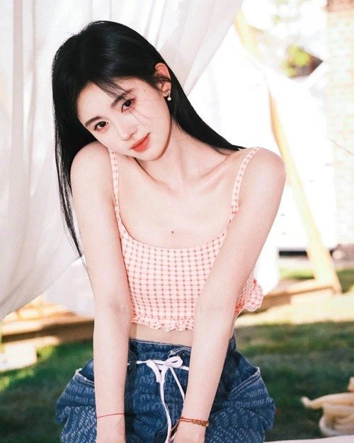 "Mỹ nữ 4000 năm c&oacute; 1" C&uacute;c Tịnh Y da trắng mịn bất chấp nắng h&egrave;: C&oacute; kiểu b&ocirc;i kem chống nắng chuẩn chống gi&agrave;, chống nhăn, chống xấu- Ảnh 5.