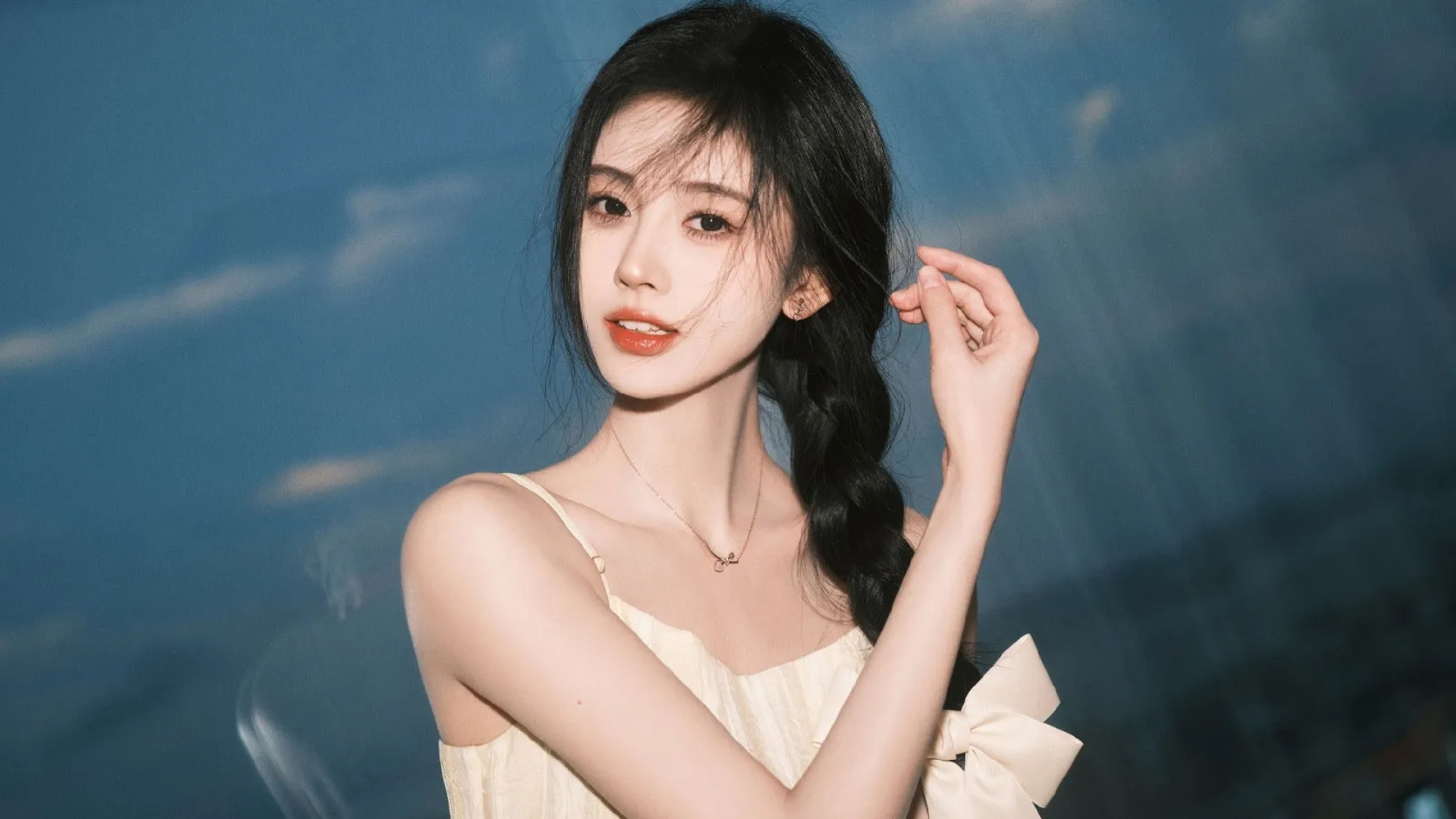 "Mỹ nữ 4000 năm c&oacute; 1" C&uacute;c Tịnh Y da trắng mịn bất chấp nắng h&egrave;: C&oacute; kiểu b&ocirc;i kem chống nắng chuẩn chống gi&agrave;, chống nhăn, chống xấu- Ảnh 6.