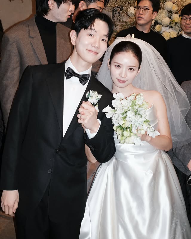 H&ocirc;n lễ khiến cả showbiz dậy s&oacute;ng tranh c&atilde;i, c&ocirc; d&acirc;u bị "n&eacute;m đ&aacute;" v&igrave; l&agrave;m tr&aacute;i một điều quen thuộc- Ảnh 6.