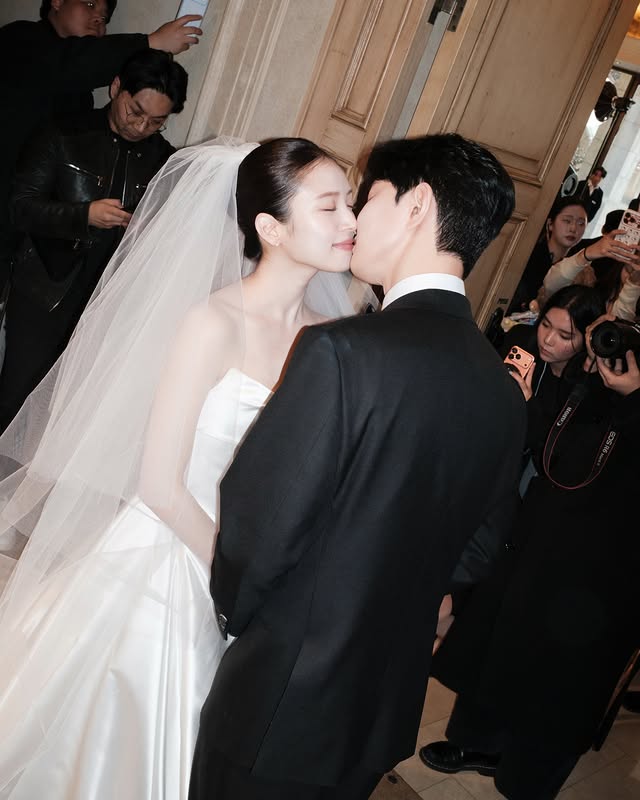 H&ocirc;n lễ khiến cả showbiz dậy s&oacute;ng tranh c&atilde;i, c&ocirc; d&acirc;u bị "n&eacute;m đ&aacute;" v&igrave; l&agrave;m tr&aacute;i một điều quen thuộc- Ảnh 5.