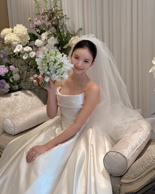 H&ocirc;n lễ khiến cả showbiz dậy s&oacute;ng tranh c&atilde;i, c&ocirc; d&acirc;u bị "n&eacute;m đ&aacute;" v&igrave; l&agrave;m tr&aacute;i một điều quen thuộc- Ảnh 2.