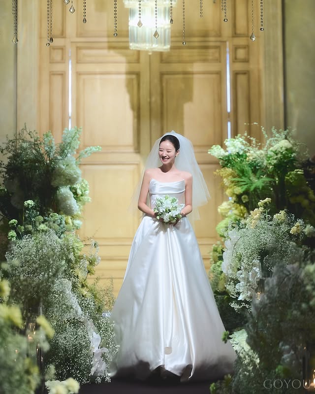 H&ocirc;n lễ khiến cả showbiz dậy s&oacute;ng tranh c&atilde;i, c&ocirc; d&acirc;u bị "n&eacute;m đ&aacute;" v&igrave; l&agrave;m tr&aacute;i một điều quen thuộc- Ảnh 1.