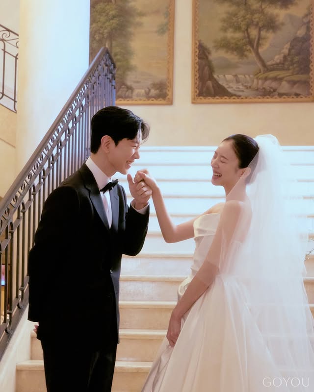 H&ocirc;n lễ khiến cả showbiz dậy s&oacute;ng tranh c&atilde;i, c&ocirc; d&acirc;u bị "n&eacute;m đ&aacute;" v&igrave; l&agrave;m tr&aacute;i một điều quen thuộc- Ảnh 3.