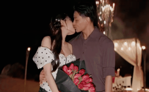 Video: Trọn vẹn m&agrave;n cầu h&ocirc;n l&atilde;ng mạn của tuyển thủ Văn Thanh v&agrave; bạn g&aacute;i "tr&acirc;m anh thế phiệt", l&agrave;ng b&oacute;ng đ&aacute; sắp c&oacute; th&ecirc;m "đ&aacute;m cưới cổ t&iacute;ch"- Ảnh 4.