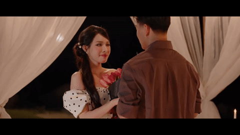 Video: Trọn vẹn m&agrave;n cầu h&ocirc;n l&atilde;ng mạn của tuyển thủ Văn Thanh v&agrave; bạn g&aacute;i "tr&acirc;m anh thế phiệt", l&agrave;ng b&oacute;ng đ&aacute; sắp c&oacute; th&ecirc;m "đ&aacute;m cưới cổ t&iacute;ch"- Ảnh 3.