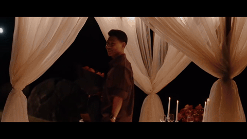 Video: Trọn vẹn m&agrave;n cầu h&ocirc;n l&atilde;ng mạn của tuyển thủ Văn Thanh v&agrave; bạn g&aacute;i "tr&acirc;m anh thế phiệt", l&agrave;ng b&oacute;ng đ&aacute; sắp c&oacute; th&ecirc;m "đ&aacute;m cưới cổ t&iacute;ch"- Ảnh 2.