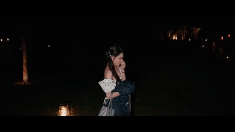 Video: Trọn vẹn m&agrave;n cầu h&ocirc;n l&atilde;ng mạn của tuyển thủ Văn Thanh v&agrave; bạn g&aacute;i "tr&acirc;m anh thế phiệt", l&agrave;ng b&oacute;ng đ&aacute; sắp c&oacute; th&ecirc;m "đ&aacute;m cưới cổ t&iacute;ch"- Ảnh 1.