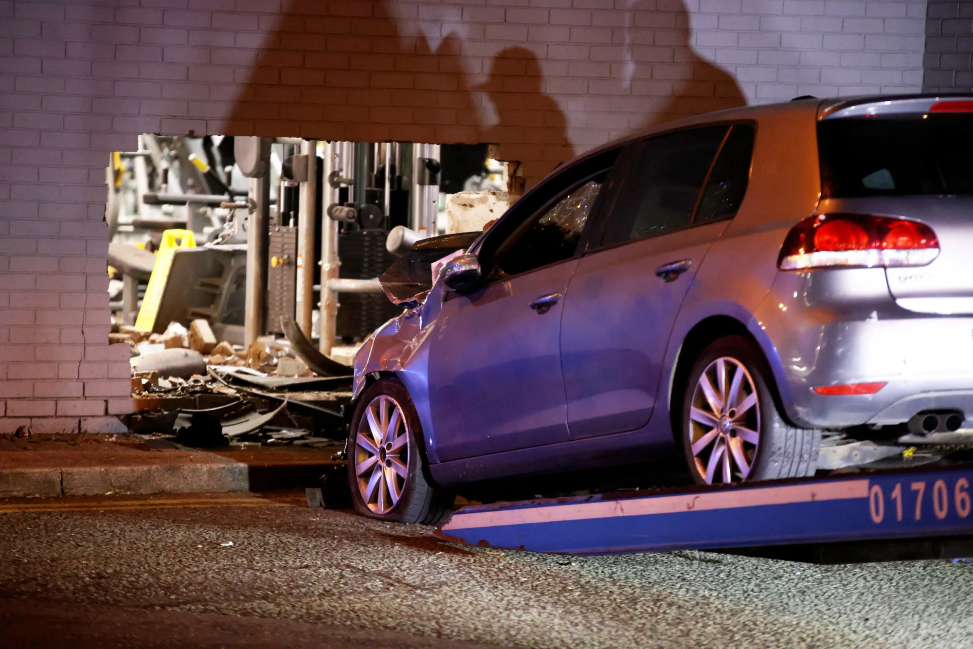 Nữ "qu&aacute;i xế" l&aacute;i &ocirc; t&ocirc; đ&acirc;m xuy&ecirc;n tường, lao thẳng v&agrave;o ph&ograve;ng tập gym khiến 2 người bị thương, đ&aacute;m đ&ocirc;ng bỏ chạy t&aacute;n loạn- Ảnh 5.