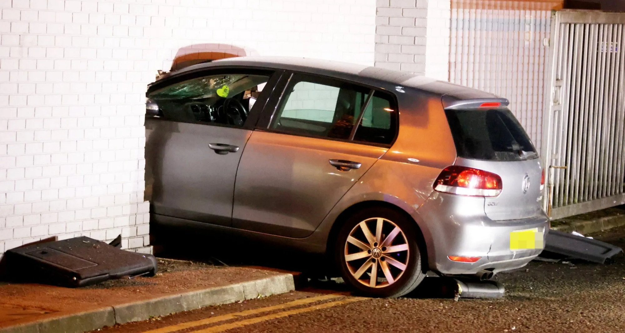 Nữ "qu&aacute;i xế" l&aacute;i &ocirc; t&ocirc; đ&acirc;m xuy&ecirc;n tường, lao thẳng v&agrave;o ph&ograve;ng tập gym khiến 2 người bị thương, đ&aacute;m đ&ocirc;ng bỏ chạy t&aacute;n loạn- Ảnh 1.