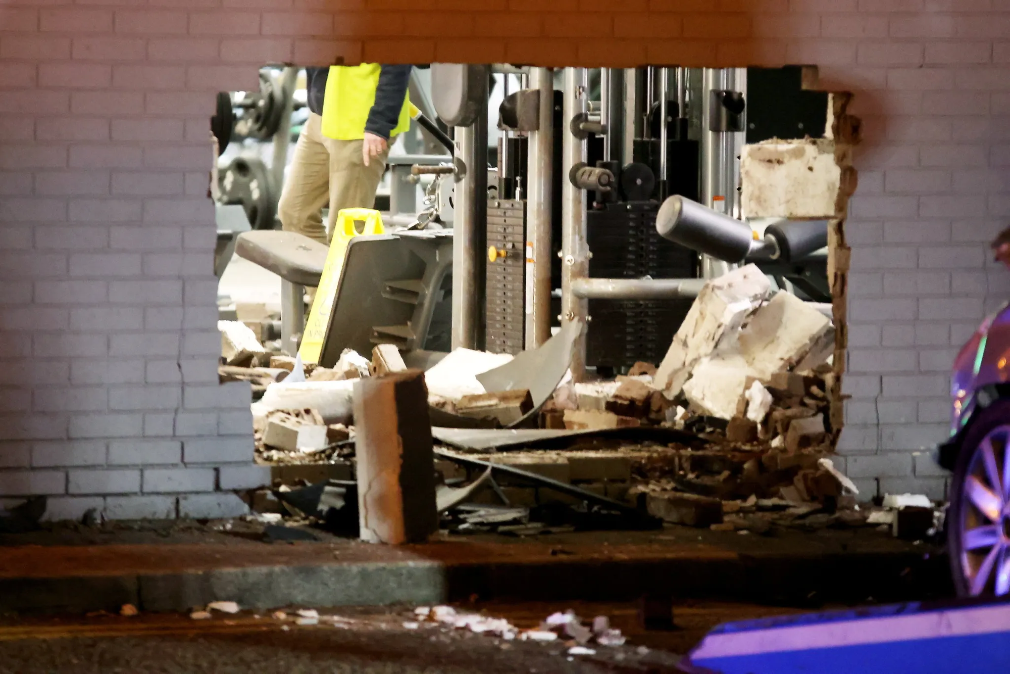 Nữ "qu&aacute;i xế" l&aacute;i &ocirc; t&ocirc; đ&acirc;m xuy&ecirc;n tường, lao thẳng v&agrave;o ph&ograve;ng tập gym khiến 2 người bị thương, đ&aacute;m đ&ocirc;ng bỏ chạy t&aacute;n loạn- Ảnh 2.