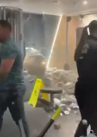 Nữ "qu&aacute;i xế" l&aacute;i &ocirc; t&ocirc; đ&acirc;m xuy&ecirc;n tường, lao thẳng v&agrave;o ph&ograve;ng tập gym khiến 2 người bị thương, đ&aacute;m đ&ocirc;ng bỏ chạy t&aacute;n loạn- Ảnh 3.