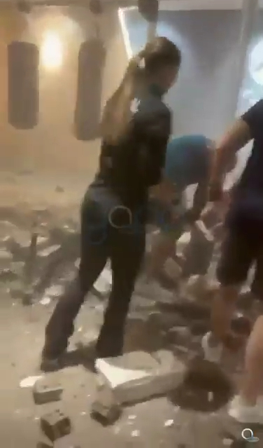 Nữ "qu&aacute;i xế" l&aacute;i &ocirc; t&ocirc; đ&acirc;m xuy&ecirc;n tường, lao thẳng v&agrave;o ph&ograve;ng tập gym khiến 2 người bị thương, đ&aacute;m đ&ocirc;ng bỏ chạy t&aacute;n loạn- Ảnh 4.