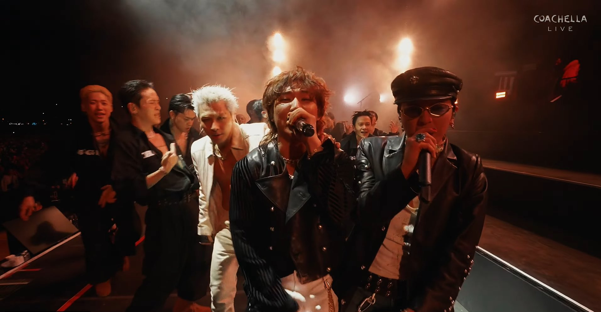 GD và TAEYANG: "Tôi nhảy hộ bạn còn bạn gánh quần áo giúp tôi nhé"- Ảnh 6. GD và TAEYANG: "Tôi nhảy hộ bạn còn bạn gánh quần áo giúp tôi nhé"- Ảnh 6.