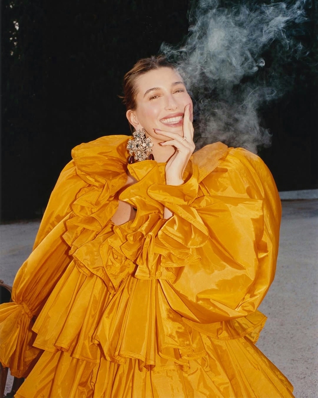 Hailey Bieber mặc lại v&aacute;y v&agrave;ng của Ros&eacute; nhưng thần th&aacute;i kh&aacute;c hẳn, thẳng thắn n&oacute;i về việc từng bị coi l&agrave; &ldquo;kẻ kh&oacute; ưa&rdquo;- Ảnh 11.