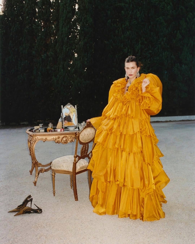 Hailey Bieber mặc lại v&aacute;y v&agrave;ng của Ros&eacute; nhưng thần th&aacute;i kh&aacute;c hẳn, thẳng thắn n&oacute;i về việc từng bị coi l&agrave; &ldquo;kẻ kh&oacute; ưa&rdquo;- Ảnh 5.