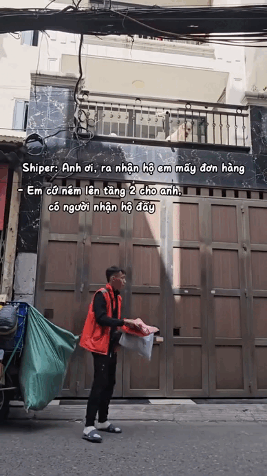 Cảnh n&agrave;y thật quen thuộc: Chỉ shipper v&agrave; kh&aacute;ch ruột mới d&aacute;m l&agrave;m- Ảnh 1.