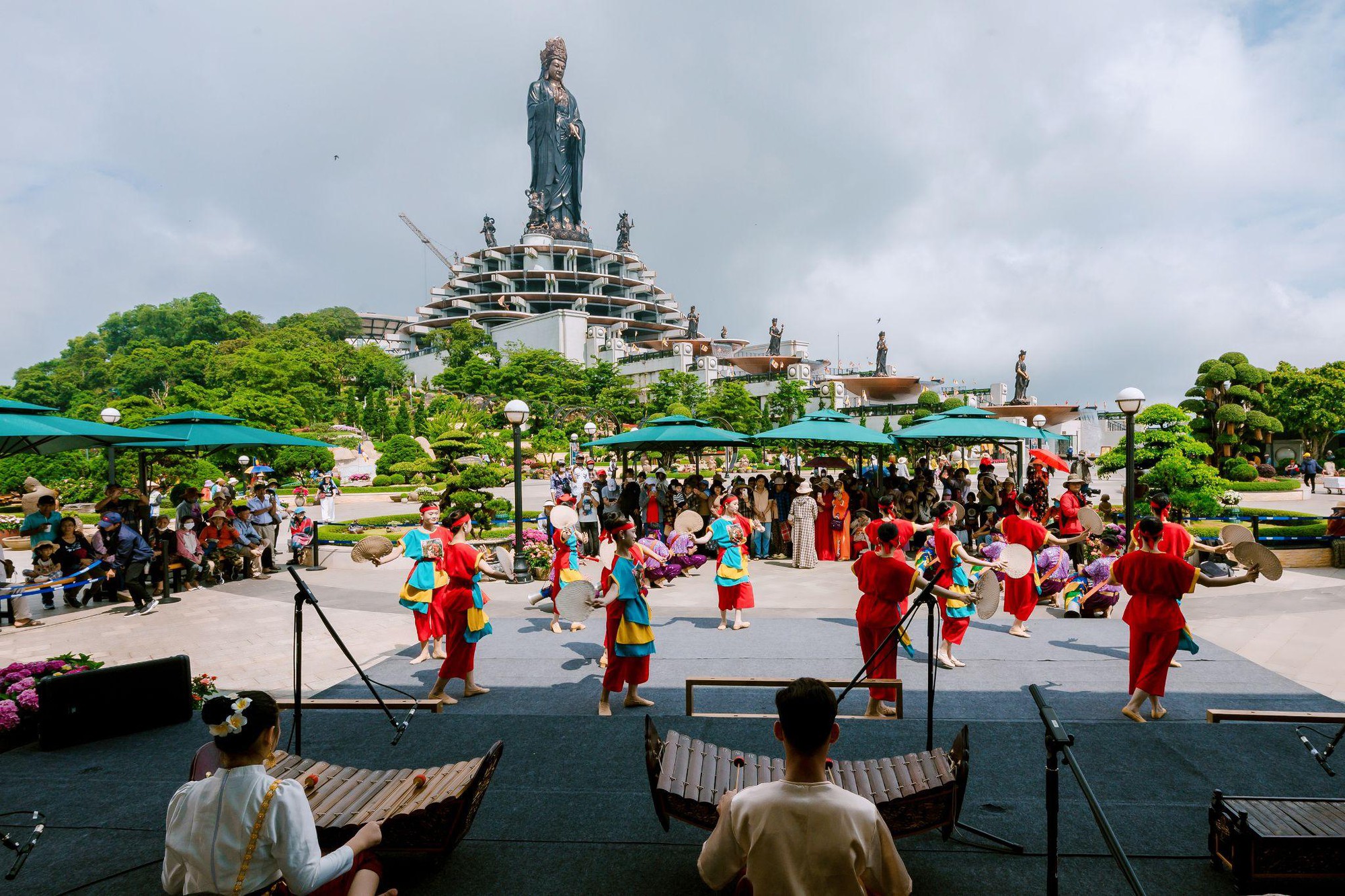 L&ecirc;n n&uacute;i, xuống biển kh&aacute;m ph&aacute; loạt trải nghiệm mới mẻ tại Nam Bộ dịp lễ 30/4 - Ảnh 1.