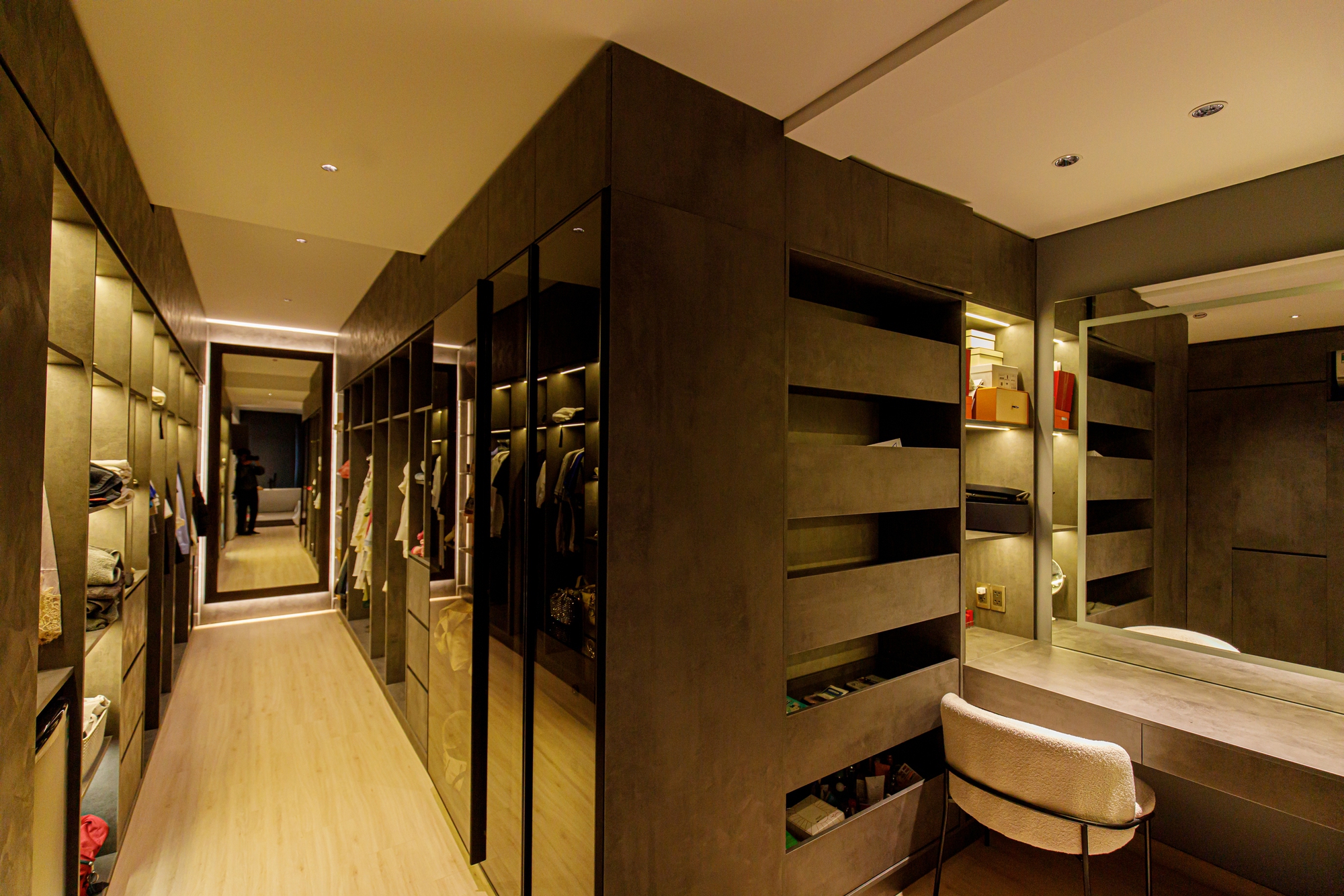 Tiểu thư S&agrave;i th&agrave;nh lấy chồng thạc sĩ điển trai: Sau đ&aacute;m cưới cổ t&iacute;ch mua lu&ocirc;n penthouse 11 tỷ, cả c&otilde;i mạng rần rần xin v&iacute;a - Ảnh 11.