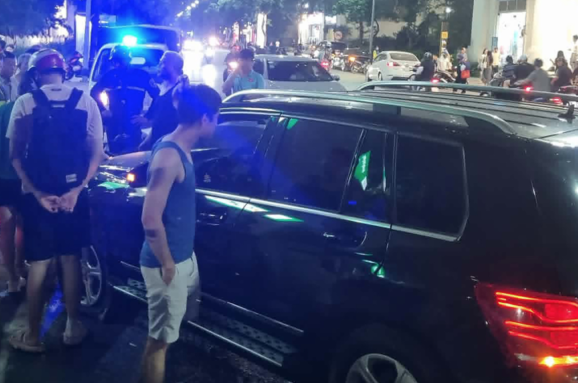 Hiện trường vụ Mercedes đ&acirc;m li&ecirc;n ho&agrave;n trong khu đ&ocirc; thị cao cấp ở H&agrave; Nội, danh t&iacute;nh t&agrave;i xế- Ảnh 1.