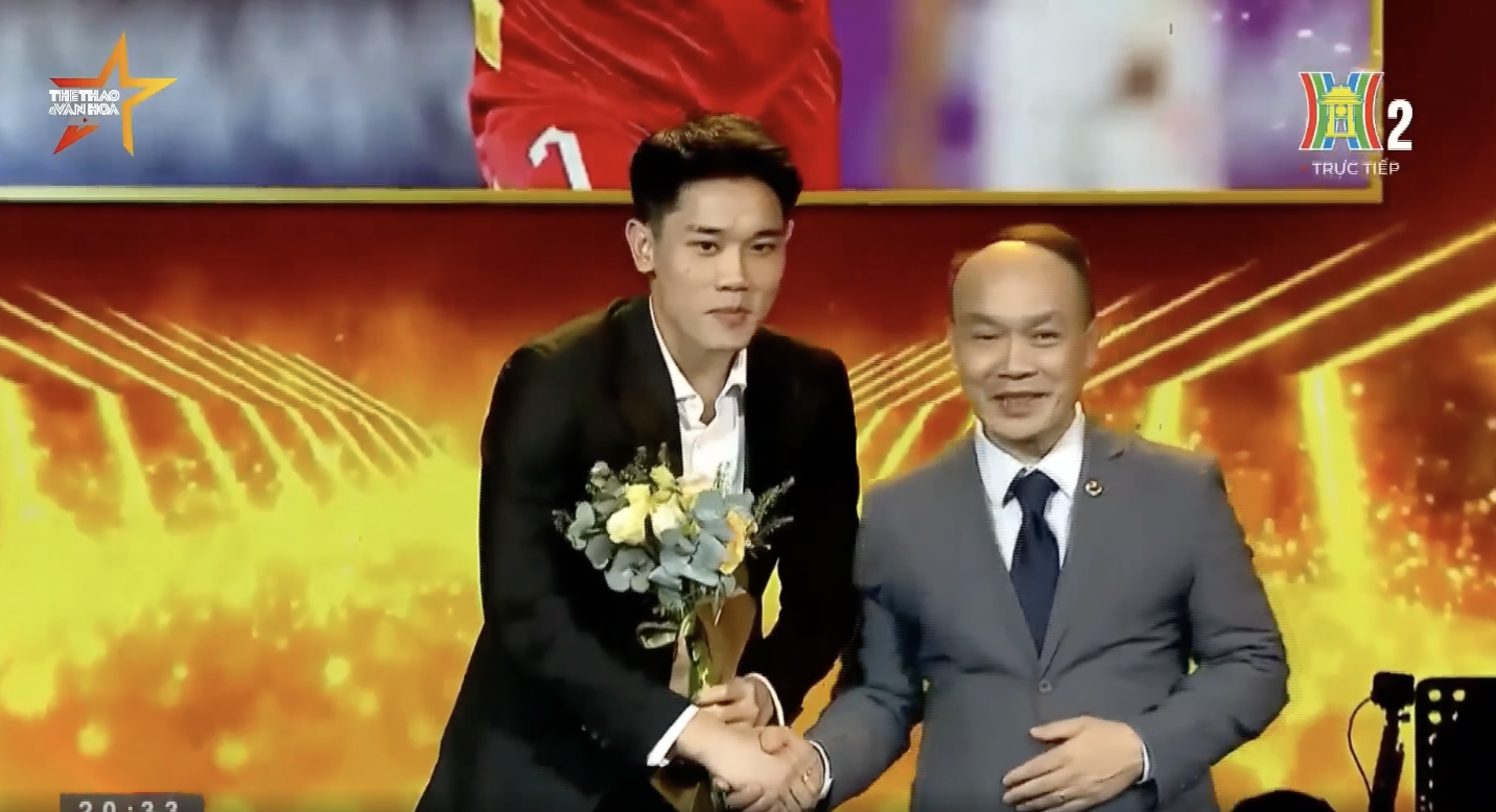 Đ&igrave;nh Bắc diện vest bảnh bao nhận Gương mặt trẻ Thể thao của năm tại giải Cống hiến- Ảnh 1.