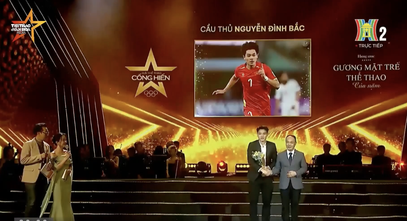 Đ&igrave;nh Bắc diện vest bảnh bao nhận Gương mặt trẻ Thể thao của năm tại giải Cống hiến- Ảnh 2.