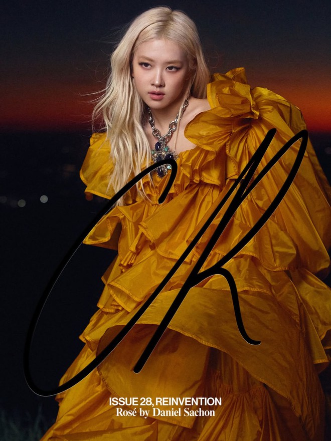 Hailey Bieber mặc lại v&aacute;y v&agrave;ng của Ros&eacute; nhưng thần th&aacute;i kh&aacute;c hẳn, thẳng thắn n&oacute;i về việc từng bị coi l&agrave; &ldquo;kẻ kh&oacute; ưa&rdquo;- Ảnh 6.