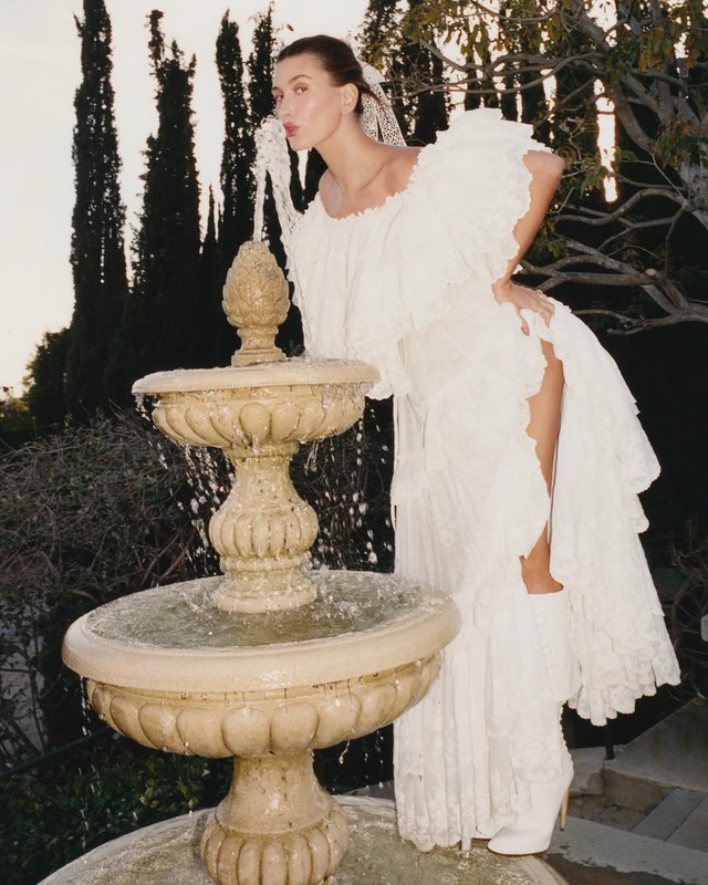 Hailey Bieber mặc lại v&aacute;y v&agrave;ng của Ros&eacute; nhưng thần th&aacute;i kh&aacute;c hẳn, thẳng thắn n&oacute;i về việc từng bị coi l&agrave; &ldquo;kẻ kh&oacute; ưa&rdquo;- Ảnh 10.