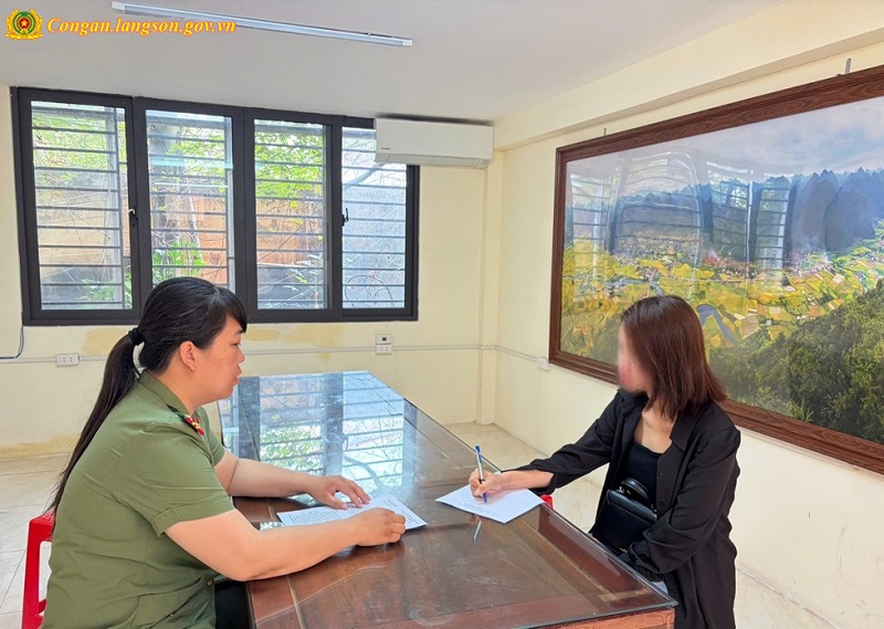 Kh&ocirc;ng gia hạn tạm tr&uacute; cho con trai SN 2022, một người phụ nữ ở Lạng Sơn bị phạt 22,5 triệu đồng- Ảnh 1.