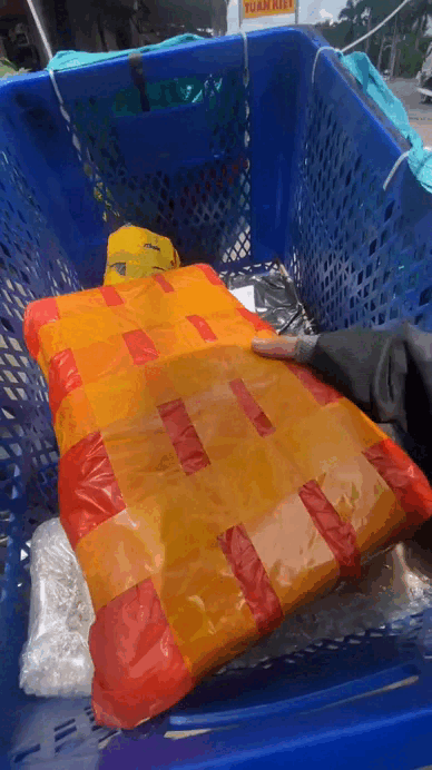 Cảnh n&agrave;y thật quen thuộc: Chỉ shipper v&agrave; kh&aacute;ch ruột mới d&aacute;m l&agrave;m- Ảnh 3.