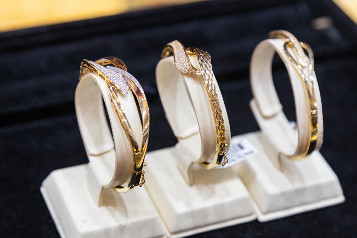 Gi&aacute; v&agrave;ng h&ocirc;m nay 15/4: Tiếp tục tăng dựng đứng, vượt 4.800 USD/ounce- Ảnh 1.