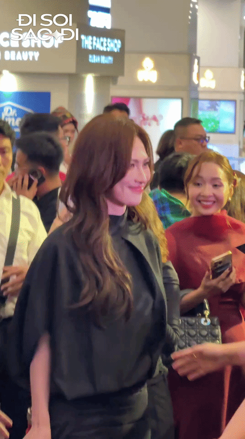 Việt Nam có nữ thần mặt mộc như gắn spotlight trên người, đẹp đến mức khiến Hoa hậu đứng chung suýt "tàng hình"- Ảnh 1. Việt Nam có nữ thần mặt mộc như gắn spotlight trên người, đẹp đến mức khiến Hoa hậu đứng chung suýt "tàng hình"- Ảnh 1.