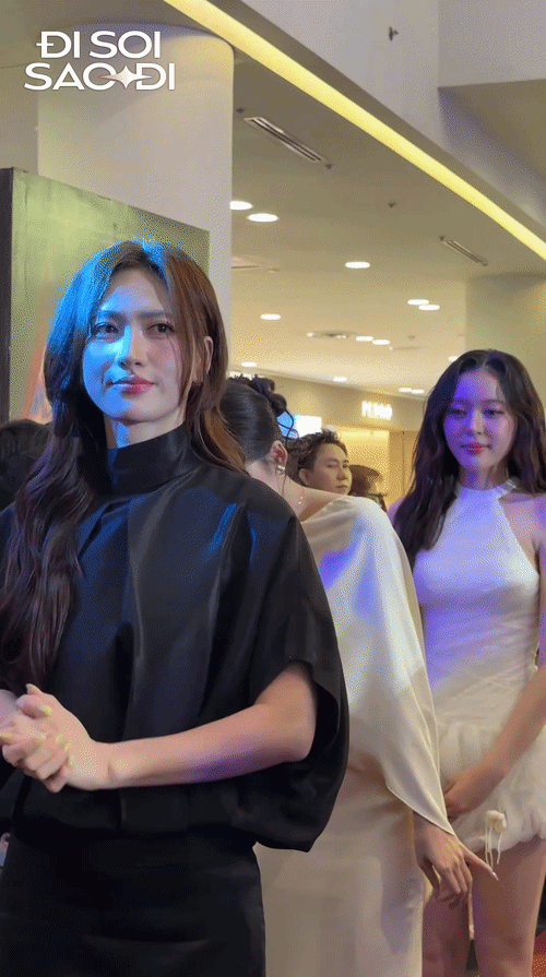 Việt Nam có nữ thần mặt mộc như gắn spotlight trên người, đẹp đến mức khiến Hoa hậu đứng chung suýt "tàng hình"- Ảnh 2. Việt Nam có nữ thần mặt mộc như gắn spotlight trên người, đẹp đến mức khiến Hoa hậu đứng chung suýt "tàng hình"- Ảnh 2.