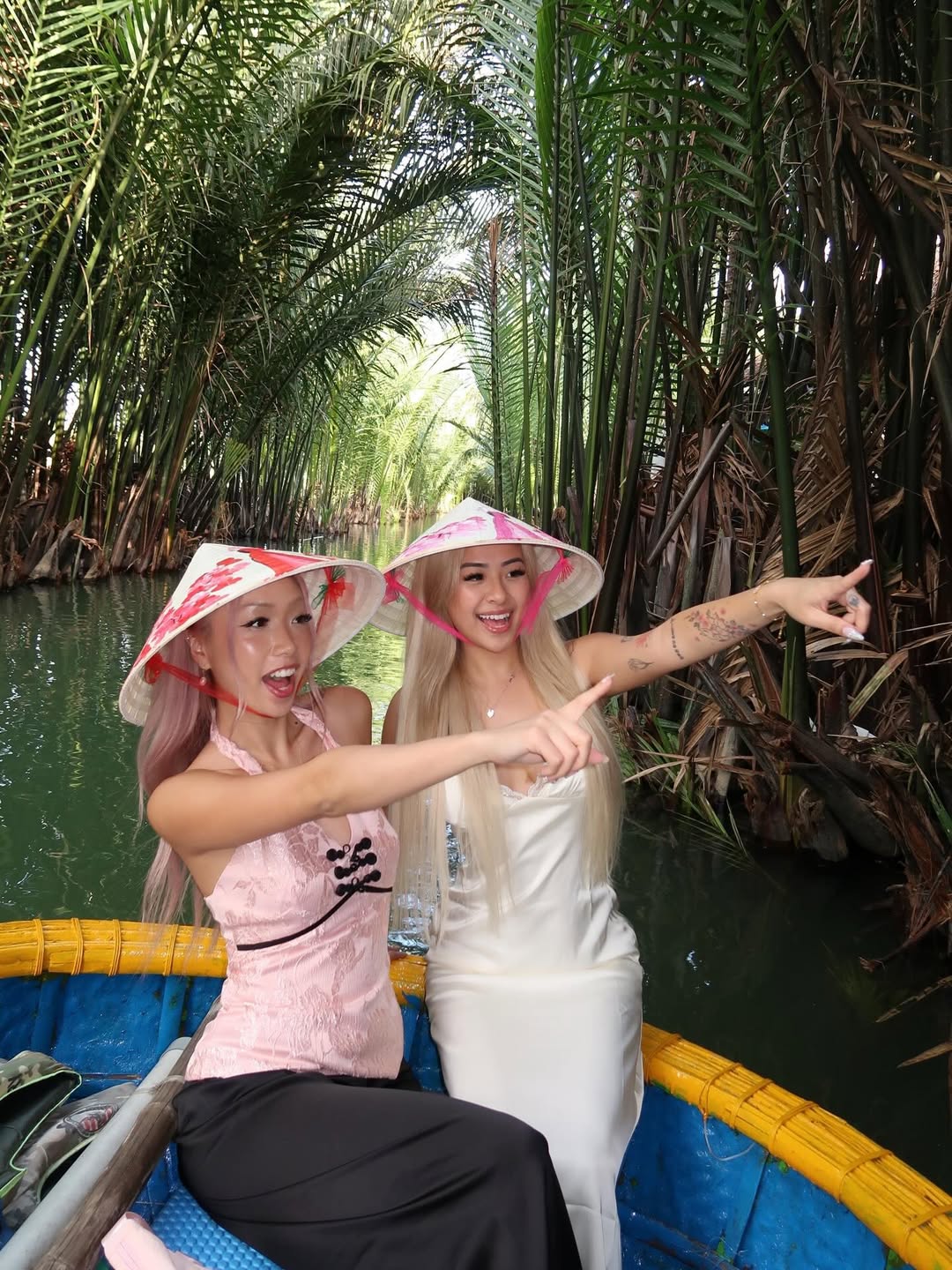 Kh&aacute;ch T&acirc;y xếp h&agrave;ng trải nghiệm "miền T&acirc;y giữa l&ograve;ng phố cổ": Bộ m&ocirc;n thuyền th&uacute;ng hot nhất h&egrave; n&agrave;y- Ảnh 2.